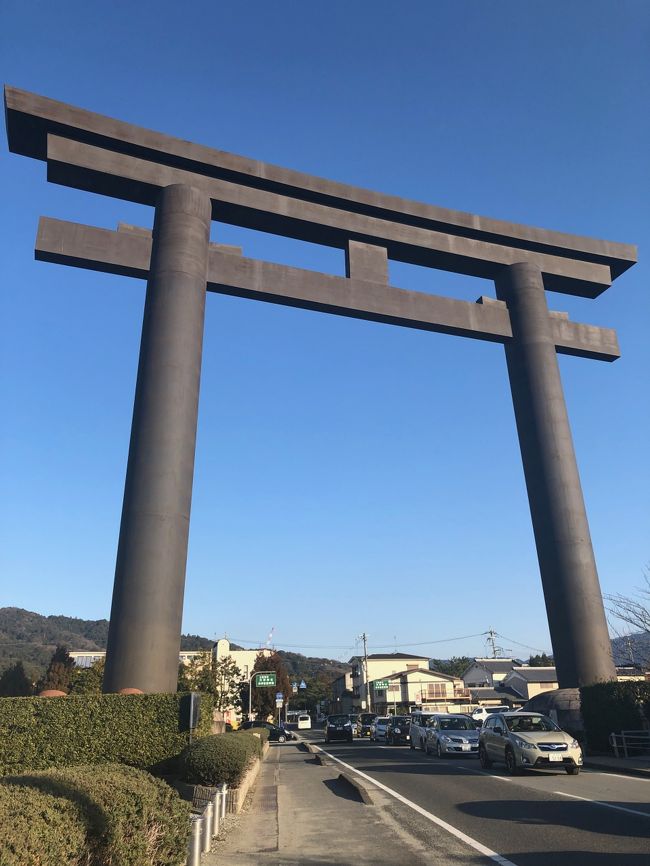 とある位置ゲームのため、奈良へ。<br />そういえば……この辺に大きな鳥居がある……と以前に記事を読んだ気が……。<br />調べてみたら、すぐの場所。<br /><br />と、いうわけで、大神神社へ。