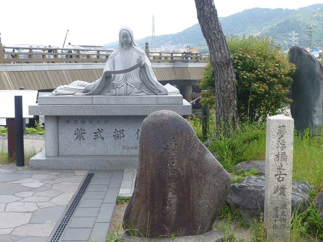 一泊二日の京都ひとり旅。<br />混雑時を避け、ＧＷ後の平日に行きました。<br /><br />二日目は伏見・宇治方面へと向かいます。<br />伏見稲荷をでて、宇治方面へ。<br /><br /><br />＜二日目＞<br />京都駅<br />↓<br />伏見稲荷大社<br />↓<br />平等院<br />↓<br />宇治神社<br />↓<br />宇治上神社<br />↓<br />源氏物語ミュージアム<br />↓<br />京都駅<br />