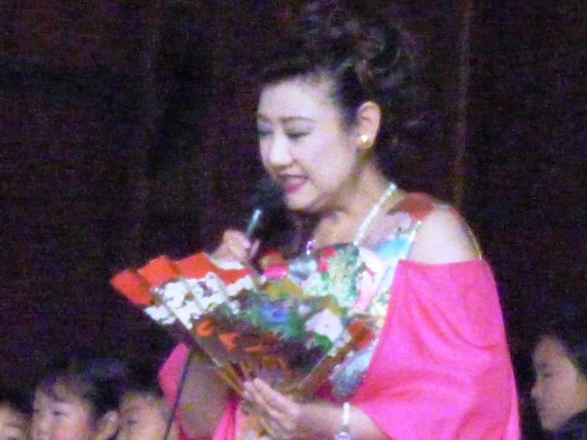 知人が出演するむじーくフェストなら(東大寺大仏殿)へ出かけました。<br /><br />~みどりの森からいのりをこめて~<br /><br />無料 要拝観料:600円<br /><br /><会場>東大寺 大仏殿<br /><br /><時間>11:00~12:00<br /><br /><曲目><br /><br />オペラ「蝶々夫人」より ある晴れた日に(プッチーニ)<br />ミラクル(YOSHIKI)<br />やまとしうるはし(新井満)<br />希望の歌 「第9シンフォニー」より(ベートーヴェン)<br />花さき山(瀬戸口清文)<br />夕やけこやけ(草川信)ほか。