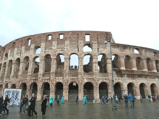 今回はマルタがメインだったので、ローマは2泊だけです。<br />5月でしたが思っていたより寒くて、薄手のダウンを着てる人もチラホラ。<br />厚手の服を持ってきていなかったので寒かったー。<br /><br />コロッセオ、フォロ・ロマーノはオプショナルツアーに参加しました。<br />ツアーなので団体入口から入りますが、セキュリティチェックには並びます。<br /><br />ツアー開始までに時間があったので、まずテルミニ駅近くで腹ごしらえ。