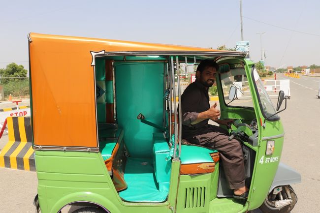 当初はパキスタン側でもフラッグセレモニーを見たかったのですが、<br />完全に国境が閉まるということを忘れており急遽の日帰りです。笑<br />案の定イミグレで突っ込みはくらいましたがなんとか突破・・・<br /><br /> ちなみに一年後にはワガ国境まで鉄道が敷設されるらしいです。<br /><br />パキスタンの印象としては、人は親切(ドライバーくらいしかかかわってませんが)で行き帰りのドライバー2人とも飲み物買ってあげるとオファーされる。自国にきたからおもてなしなのでしょうか。<br /><br /><br />【行ったところ】<br />4/30<br />ワガボーダー~ラホール<br />ラホールフォート<br />ラホール~アムリトサル<br /><br />パキスタンの国境は10時オープン<br />インドの国境は15:30クローズ(パキスタン時間で15:00)<br />パキスタンの国境は15:30クローズ(インド時間で16:00)<br /><br />全体の旅程はこちら<br />https://ssl.4travel.jp/tcs/t/editalbum/edit/11491686/