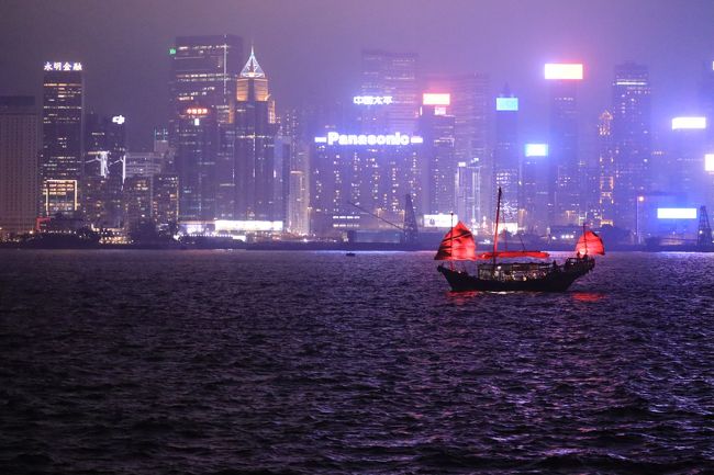 初めて香港を一人旅。<br />滞在中はなかなか天気には恵まれず、雷雨や湿度の高さに堪える日々になりましたが、それでも十分香港を満喫する事がでできました。<br />初めての香港なので、定番の観光地しか訪れていませんが、マイペースで香港を楽しく回る事が出来ました。<br />出発前には「燃えろドラゴン」「深夜特急」「恋する惑星」を見て予習・復習を行いましたが、なかなか映画をイメージする様な場所を見つける事はできませんでしたが、中国本土や台湾とは異なる中国文化を体験する事ができとても楽しかったです。<br />香港の夜景が想像以上に美しかったのですが、帆船の排気ガスには参りました。