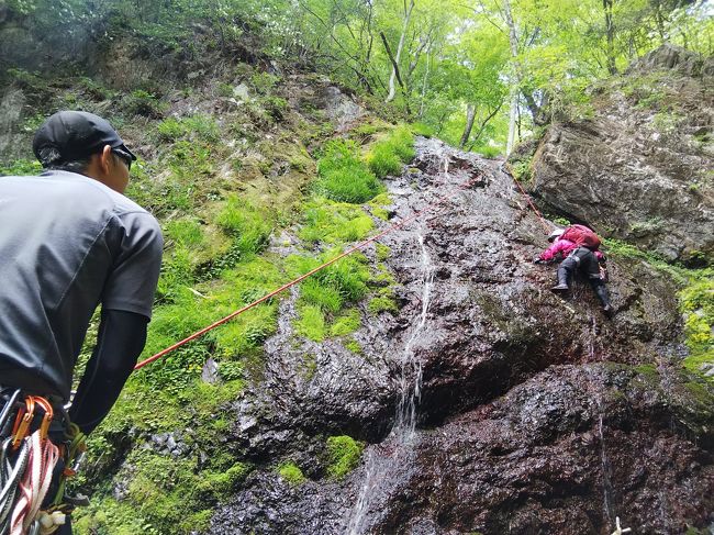 ＧＷ鹿島槍ヶ岳で雪山は終了、気持ちを新たに夏山に入ります。<br />今日はシーズン初沢登りで秩父の荒川水系浦山川　冠岩沢を遡行してきました。東京起点沢登りルート１２０で1級上（③Ⅲ）初級とお手頃です。<br />今年も雨が少ないからか水量は随分と少ないですが、水は冷たくまだまだ濡れたくないなという感じでしたが、大持山のピークまで詰めあげる目標がある沢なのはグット。やはり沢からのピークハントは嬉しいし自分のスタイルに合っています。<br /><br />コースタイム：8時間5分<br />鳥首峠登山口8：40～冠岩沢入渓9：15～登山道まで詰め上げ14：55～大持山15：10～鳥首峠登山口16：45<br />