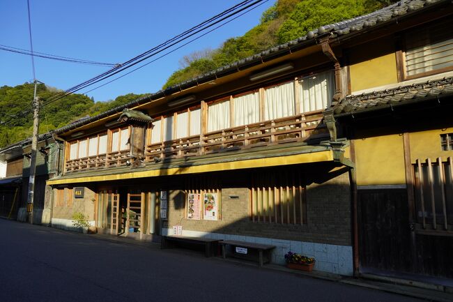 奈良県桜井市初瀬は、8世紀後半の奈良時代に創建されたと伝えられる真言宗豊山(ぶざん)派の総本山で、枕草子、源氏物語、更級日記などの古典文学にも登場する長谷寺の門前町として開かれたところです。<br /><br />長谷寺の境内に植えられた7000株もの牡丹をはじめ、桜や紫陽花などが華麗な花を咲かせる「花の寺」としても名高く、開花期には大勢の観光客が訪れます。<br /><br />室町時代に長谷詣でに加えて伊勢詣でが盛んになると、伊勢詣での順路となっていた伊勢本街道(別名:参宮本街道、伊勢中街道)と初瀬街道(別名:青越え伊勢街道)が長谷寺参道と重なっていたことも手伝って、長谷寺への参詣客とともに、伊勢詣での旅人で賑わうこととなりました。<br /><br />長谷寺の参詣客や伊勢詣での旅人を目当てに並びはじめた旅籠屋や商店によって、長谷寺の門前には次第に町場が形成され、文明元年(1469年)に長谷寺が大火に見舞われた際、120軒の町家が被災したという記録が残っており、当時、参道筋に相当数の建物が並んでいた様子をうかがい知ることが出来ます。<br /><br />大和川と並行して延びる参道には、度重なる火災の経験からか土蔵造りや漆喰塗籠めの厨子二階建てに虫籠窓、袖壁などをしつらえた伝統的で重厚な町家や商家とともに、今もかつての宿場町の名残を留める、木造建築の落ち着いた佇まいの旅館が多数残されています。