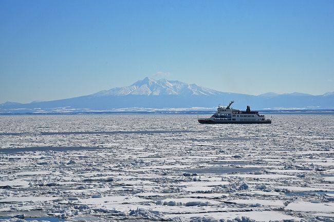 前々から知床半島付近の流氷を見たいと思っていたが、今年やっと実行する気になって時期・場所・ツアーをあれこれ調べて、下記の行程の流氷ツアーを選ぶことになった。<br /><br />１日目：羽田空港～釧路空港～釧路湿原～鶴見台～阿寒湖（泊）<br />２日目：阿寒湖～羅臼（流氷・オオワシ観察クルーズ）～ウトロ（泊）<br />３日目：ウトロ（流氷ウォーク）～網走（流氷クルーズ）～女満別空港～羽田空港<br /><br />３日目は、ウトロでの早朝の流氷ウォーク、網走港からのオーロラ号による流氷クルーズ、流氷列車での北浜駅までの移動、オホーツク流氷館見物、最後にメルヘンの丘への立ち寄りとなったが、流氷ウォーク・流氷クルーズとも素晴らしい流氷に出会えて、前日の羅臼での流氷原ネイチャーウォッチに引き続き、満足の流氷ツアーとなった。<br />