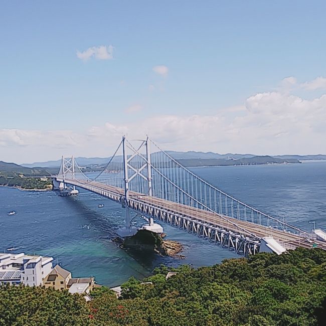  大阪から淡路島を渡り、徳島、高松を巡りました。