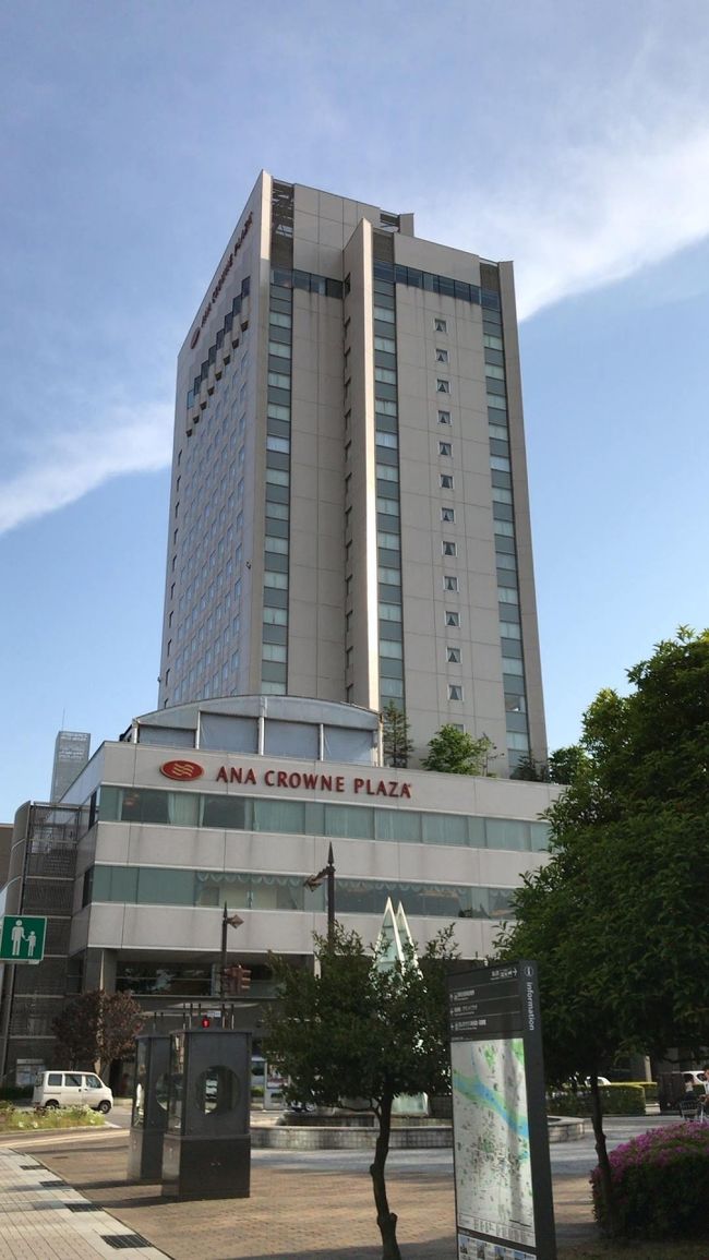 (2019)5/13～5/15の２泊３日で宿泊しました。<br />ＡＮＡクラウンプラザホテル富山はＩＨＧ：インターコンチネンタル ホテルズ グループ傘下のANAクラウンプラザホテルです。<br />１９階建てのホテルなので富山市内ではなかなかの高さです。富山城址公園のすぐ近くです。<br />スタンダード・ツインで予約しましたが、ＩＨＧゴールドメンバーだったことと１０連休明けの平日だったことで、デラックス・ツインにアップグレードしてもらえました。<br />宿泊した１２０９号室は１２階のエレベータから遠い角部屋です。冬の晴れた日なら立山連峰も見渡せる高さです。<br />デラックス・ツインなので部屋の広さは十分です。朝刊のサービスが有りましたが、ホテル全タイなのか、部屋タイプなのか、ＩＨＧメンバー特典なのかはわかりません。<br />朝食会場は１階です。残念ながら取り立てて美味しいという料理はありませんでした。<br />富山市内のホテルの多くが富山駅近くにあるので、富山城址公園の近くの立地は富山市街の中心に位置するので、富山科学博物館や廣貫堂資料館、ギャルリ・ミレーなどへ行くには徒歩で大丈夫です。<br />