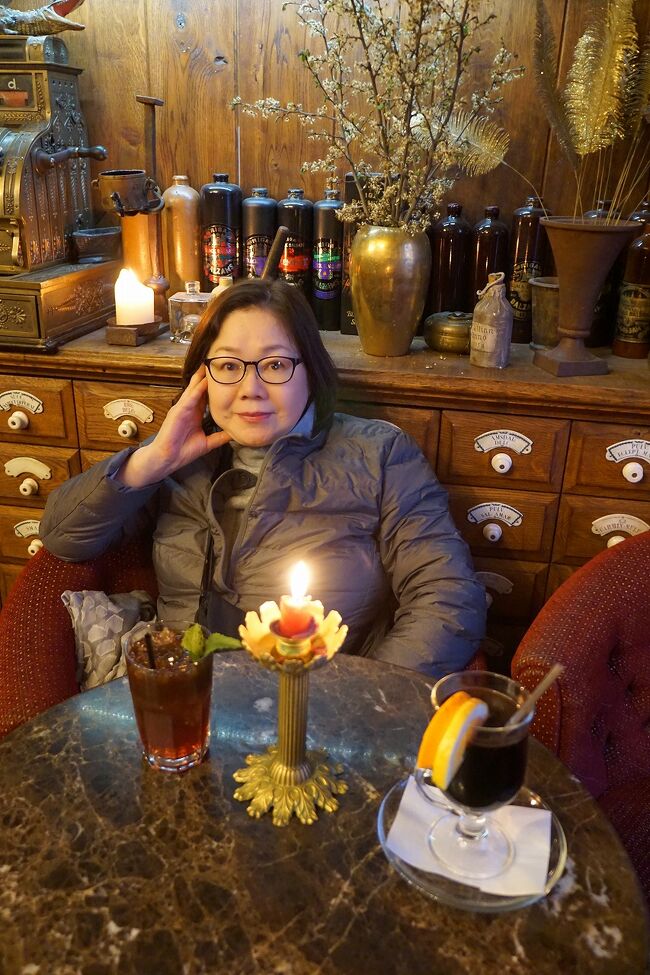 ホテルで夕食を食べた後はすぐに外出しました。午後7時過ぎではまだまだ明るい5月のリガです。ホテルのある中島からソヴィエト時代にダウガヴァ川に架けられたヴァンス橋を渡ります。この橋の上からの旧市街の眺めはあまりに美しいので、中洲のホテルに泊まった方は歩かれるのはおすすめです。ただ自転車に乗った人がスピードを出しているので注意が必要です。出来れば旧市街が美しく見える南側を歩くのがいいと思います。宿泊したホテルからはブラブラ20分くらいで旧市街の「大統領官邸(リガ城)」まで出られました。夜7時過ぎですがこの時期は日が暮れるのが午後9時過ぎなのでずっと明るかったです。雑貨店やお土産物屋さんは閉まっていますが、目的は夜景の散歩と「ブラック・マジック・バー」という店に行くことでした。この店はチョコレートやケーキも売っているカフェですが、ラトヴィアで有名なブラック・バルサムという薬用酒が発明された場所で、旅行前に撮り溜めた旅番組を見ていて知った店でした。店は不思議な内装と中世の服装をしたスタッフが雰囲気を醸し、怪しい感じがしましたが面白い経験でした。ブラック・バルサムを使ったカクテルを飲んで、お菓子を買ったりしていると、表はブルーモーメントの美しい時間帯になり夜景散歩を続けました。午後10時を過ぎるころにホテルに戻りかけましたが、ダウガヴァ川越しに見たリガの旧市街の美しさは忘れられないものになりました。出来ればもう1泊してゆっくり観光と買い物がしたかったリガの旅も終わりです。