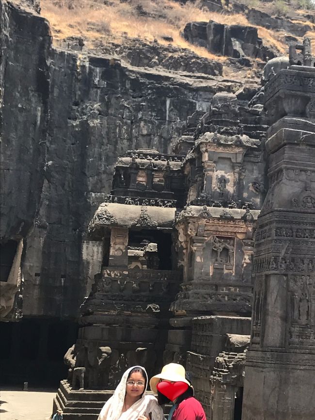 長かったインド8日間の旅もいよいよ終わりに近づきました。暑かったインドですが、今日本に帰ってみて 日本も負けずに暑いのに優越感を覚えます。(なんで?)<br />さて旅行記のタイトルはレインボーマンの歌詞「行けレインボーマン」からとりましたが<br />その中で〔人間だれでも みな同じ 肌や言葉の違いをのぞきゃ みんな仲間だ そうなのだ〕とあります<br />まさしくそうですね<br /><br />最終宿泊地オーランガバードから世界遺産アジャンタと同じく世界遺産のエローラに行きました<br /><br />