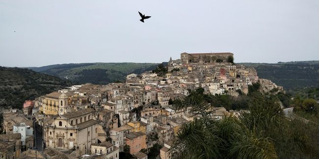 毎年恒例の、ANAマイルの特典航空券を使って行くヨーロッパ旅行。今年のメインはシチリアです。シチリアには直行便がないので、新規就航のANAのウィーン便を使いました。10月に一斉解放となったため、半年前でもビジネスクラスの予約が取れたのはラッキー♪<br /><br />レンタカーでの旅も3日目。せっかくだから車じゃないと行けないところにということで、宿泊のできるワイナリーへ。そして、モディカ、ラグーザなどバロックの街めぐりです。<br /><br /><br />【全体の行程】<br />4/7　深夜便でウィーンへ<br />4/8　ウィーンからブダペスト<br />4/9　ブダペストからウィーン　→①おまけのブダペストで夜景を満喫（https://4travel.jp/travelogue/11485585）<br />4/10　ウィーン→ナポリ経由サレルノへ<br />4/11　アマルフィ日帰り　→②サレルノを起点にアマルフィと絶品モッツァレラ直売所（http://4travel.jp/travelogue/11485753）<br />4/12　サレルノからナポリへ<br />4/13　ナポリからポンペイ日帰り　③ポンペイとナポリ観光、フェリーでパレルモへ（https://4travel.jp/travelogue/11487185）<br />4/14　ナポリ観光　夜のフェリーでパレルモへ　<br />4/15　パレルモ観光<br />4/16　パレルモ観光<br />4/17　パレルモ観光　④パレルモのアパートメントでチョイ住み（https://4travel.jp/travelogue/11491092）<br />4/18　レンタカーでトラパニ経由アグリジェントのアグリツーリズモへ<br />4/19　アグリジェントの遺跡とワイナリーロカンダへ　⑤レンタカーでエリーチェ、トラパニそしてアグリジェント（https://4travel.jp/travelogue/11495423）<br />4/20　カルタジローネ、モディカ、ラグーサ泊　⑥ワイナリー宿泊とバロックの街カルタジローネ、モディカ、ラグーザ（https://4travel.jp/travelogue/11498887）<br />4/21　ラグーサ新市街とノート、シラクーサ泊　⑦レンタカーでバロックの街ノートからシラクーサへ　https://4travel.jp/travelogue/11501093<br />4/22　シラクーサ観光　<br />4/23　カターニャとタオルミーナ泊　<br />4/24　タオルミーナ観光　https://4travel.jp/travelogue/11503361<br />4/25　夜の飛行機でカターニャ空港からウィーンへ　<br />4/26　ウィーンからANA直行便で羽田へ帰国