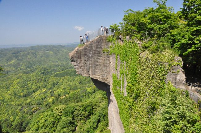 久しぶりにアクアラインを通り、南房総へ出かけました。<br />今年一番の暑さでしたが、申し分ない五月晴れ。<br />館山道を鋸南保田ICで降り、道の駅「保田小学校」で買い物、漁協直営食堂「ばんや」で食事をとって「鋸山」へ。<br />翌日は、戦争遺跡「館山海軍砲術学校跡地」、「大房岬の要塞群」を巡りました。