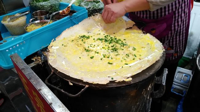 たまには家族揃って旅行しよう、土日なら行けるよね、と半年前から１泊２日の上海旅行を計画。娘が行けなくなり（代わりに前週ソウルに行きました）、夫、息子、私の３人です。<br /><br />上海は初めてで、メジャーな所を回りました。<br />街がキレイで都会でした。人の対応もよく食事が美味しかったです。<br /><br />Air : JAL<br />Hotel :  新黄浦酒店公寓<br /><br />1日目<br />ITM 7:05 → HND 8:15<br />HND 9:20 → SHA 11:25<br /><br />上海虹橋空港  地下鉄  大壺春  豫園  外灘  上海姥姥  雲南南路<br /><br />2日目<br />佳家湯包  小楊生煎  地下鉄  浦東国際空港<br /><br />PVG 18:10 → KIX 21:40<br /><br />