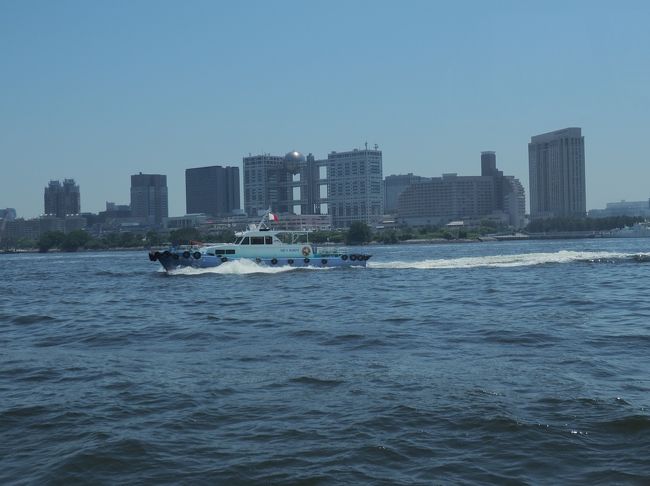 東京湾を船にのってすすみ、、東京港を解説してもらえる土曜見学会に参加しました。要予約ですが、参加費無料。いつも遊びにいっているお台場も、目線を変えると知らないことがいっぱい！オリンピックに向けてどんどん工事がすすみ、日々姿を変えていっている湾岸エリアを気持ちの良い潮風をうけて見学しました。子供にも分かりやすく説明してくださいますし、オトナにも興味深い話がいっぱいでした。お台場でお食事や買い物をする時に合わせてスケジュールにいれるととても充実した1日になると思います。