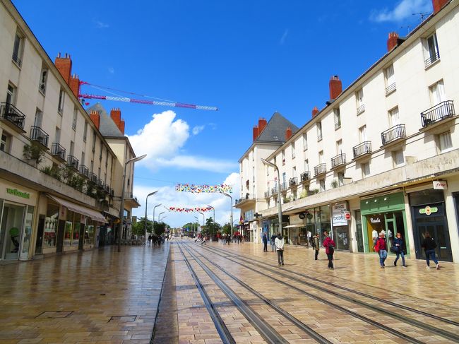 街のメインストリートは、歩行者トラム専用♪トラム線路内立入自由♪2019年５月　フランス　ロワール地域他 ８泊１０日　1人旅(個人旅行)２１