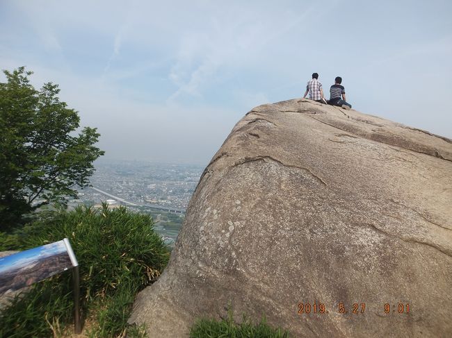 参考資料<br />http://www.pref.osaka.lg.jp/chubunm/chubu_nm/ryokuti3.html<br />https://kaze-local-nature.blog.so-net.ne.jp/2012-12-28-2<br />今のところ、大阪府淀川以北の摂津方面へ足を延ばす気はないので、生駒北部の津田からのルートに挑戦した。<br />枚方公園駅から学園都市線津田駅までは、京阪で枚方市駅まで行き、そこから、京阪私市線で河内森まで行き、学研都市線の津田駅まで乗るルートだが、乗り換える度に金が掛かる。これはまずいと調べると、枚方市駅から津田駅までのバスあると判った。つまり、通常ルートであれば、500円以上掛かるが、枚方公園から枚方市まで、15分を歩けば、250円程度で済む。そこで、バスの時間を調べると、枚方市バス停1番乗場から6時22分が始発である。朝4時30分に起きて、例の如く、作り置きのカレーライスと、別に、キャベツ千切り、豆腐、トマトにレモン汁をかけたのをサラダとしてタッパに入れて、バナナ2本も追加してショルダーに入れて背負い、枚方市駅まで歩いた。30分で行ける距離だ。<br />早朝のバスでしかもラッシュと逆方向だからと停留所の椅子に座っていたら、長い列ができてきたので、急いで列に並んだ。早朝のバスでしかもラッシュと逆方向なのにラッシュ並みの混み方は驚いた。バスは定刻に発車したが、そのルートは307号、つまり、いつもBookoffとdaisoの大型店へ行く道で、とっつきの急坂を苦労して自転車で走る道であった。おそらく、先日、棚田で有名な穂谷へ行くのと同じルート307号を行くのだろう、と思っていたら、Bookoffの手前、中宮小学校手前で、本道から右にずれる細い道に入って行ったので驚いた。本当に津田行きに乗ったのだろうかと電光表示板を見ると、確かに、行く先として津田駅経由と表示されている。別に本道を行くバスが別にあったのではないかと心配したが、6時45分には津田駅に着いた。後で調べたら、この道は307号と見事に並行している。恐らく旧道なのであろう。なお、二つの道は共に津田駅から奈良側に離れた位置で交差していて、旧道が学研都市線と交差する位置は、津田駅から1km程度北側、つまり、奈良側になっているので、バスは交差点から右側、つまり大阪側に向かうことになる。また、307号を先に進み、一山超えれば、もうそこは京田辺市となっている。更に奈良には山もなく真っすぐに行けることになる。奈良への旅には重要な情報だ。かように知らない道筋を知るのも面白いものだ。<br />津田駅北口から南の山側に行かねばならないが、駅建物の直ぐ奈良側にガード下を行くルートがあるが、旅の記録の人はそこから行っている。メルカリで送料込み300円で手に入れた「26　大阪府の山　2010版」では、線路に沿って100m程度奈良側に線路踏切があるらしいので、これに従った。記載地図通りに行くと、惜しくも、第二京阪の所で、行き詰まりとなった。登山口はこちら、と適当な看板があり、大阪側に行くと、そこで、第二京阪道路の下を通る道があり、向こうに渡り、そこを再び道路に沿って奈良側に歩いた。細い渓谷を越えて行くと、直ぐに登山口の表示があり、漸く登山道に取り付けた。古い版本も、上記旅の記録も、第二京阪道路が改造される以前の記録であったと推察された。<br />そこからは、仁丹の巨大な工場（ここには、第二京阪ができる前から、ツダサイエンスヒルズなる工業団地があったようだ）の横を通り、なかなか面白い道が、国見山山頂284m経由、交野山山頂341mと、ともに低山なのだが、共に、とても展望は素晴らしかった。国見山からは空気が澄んでいれば、南方の阿倍野ハルカスまで見えるらしい。交野山はどちらかと言えば、北摂側の展望が素晴らしい。<br />交野山からくろんど園地への道が開発と昨年の台風でかなりコースが乱れて混乱していた。交野山から、南の三宝荒神側に降りて行くと、鳥居道と荒れた道の分かれ道に来るが、ここは右側の荒れ道が正解で、鳥居道に行くとゴルフ場になる。荒れ道を行くと広い舗装道だが、これに沿ってずっと左に行く。途中に山道表示もあるが、通行止めとも記載されている。だからかなりの距離を舗装道に沿ってゆくと、右側にきれいに整備された農村が現れる。ここで、漸く山道に入り登ってゆくと、くろんど園地入り口に至る。実は、先に記載の山道表示で通行止めとの記載に気づかず、急な勾配を登って行き、恐らく40分程度を損失して、しかも、便意を感じたので野糞も遣り掛けたが、思い直して糞はやめて、後戻りして漸くくろんど園地に到達した。<br />なお、後になり交野市地図で調べると、僕が誤ったと後戻りした山道は、まさしくくろんど園地に行く道であった。が、その先で更に荒れているのかもしれない。その道が谷に降りて行くので誤ったと思ったのだが、後戻りしてたどった道は、くろんど池の谷の山一つ東側だから、結局は美しい農村からは山越えして、僕が降りようとした谷に降りて行ったわけだ。次回は、後戻りした道を探検したいものだ。<br />くろんど園地と称されるのだから、くろんど池が、その中央に位置すると思っていたが、おおさか縦走路は、くろんど池の西端をかすめて進んでゆく。以前に登った私市ルートを降りて行き、くろんど園地休憩所に至り、バナナ2本を食べてから、泡洗浄機付きのトイレに入った。日本式のうんこスタイルトイレで足は痺れるが、なかなか清潔で、前回くろんど池経由で、高山町の知人を訪れた時と同様に、気分良くウンチをできた。気分良いうんちの後は行動力が増すのだが、ここから、道は初めての、私市C/C経由の道に入った。はじめはC/Cの柵に沿った道だが、そのうち、C/Cへのアクセス道路をそのまま南下する。途中でカートに乗った老齢男女に聞くと、星のブランコのある所はこの道だよと教えてくれた。同じ年齢か、僕より若いかの男女グループが、カートに乗り、清潔でカラフルなゴルフスタイルで人生を送るのと、汗だらけの山歩きスタイルでの人生の過ごし方にえらい差があるものだと、ちょっと気分が落ち込んだが、僕にはゴルフスタイル人生が面白いとは思えないだろうと納得した。<br />広いアクセス道路が延々と続き、この道は、公共費で作られたのだろうか、等と考えたりしたが。道は、168号線に突き当たる。なんと、そこは天野川の源流で、道路に沿って川のトンネルも南へと続いている。道路を越えて、難しい漢字の”いかるが橋”（ここにバスの停留所があるから、環状自然歩道を生駒側に続けたいときにはバスで来れるだろうと考えた）を越えるとゲートがあり、実に、胸突く急こう配の道が星田園地へと続いている。ただ少しのぼったところで、おおさか縦走路は、南へと分岐している。が僕はここから園地側に向かい今回の旅を終わることにした。星のブランコに至る前の休憩所で、手作りの昼食を食べたが実に美味であった。人間が本当に美味だと感じるのは、高級な食事であるよりは、食するものが何であれ、おなかが本当に空いているいることが重要なのだと思った。さて、哲学的思索の後に再出発して、星のブランコに至る前に、展望台に上ったが、ここの展望は、展望範囲は限られるものの、素晴らしいものであった。しかも、星のブランコを遥か下に眺める位置にある。そこから星のブランコへと降りて、星のブランコの構造を面白く楽しんだ。構造物の巨大さは、過去に僕が設計・建築したものには遥かに及ばないが、揺れを防ぐ構造とか、特に、これだけの物をこの谷に渡した工事方法に興味を感じた。<br />来た道を戻ると、学研都市線星田駅及び京阪線河内森に至る表示があり、ちょっと登り、その後はなだらかで気持ちの良い下り道で、妙見山に登るのを忘れて、妙見川に沿って下り、168号を越えて、そのまま、古い街並みを通り、河内森の駅に着いた(14:00）。往復合わせて500円程度の実に充実した探検であった。<br />ところで、交野市と言えば、昔は、片町線と称された田舎路線の田舎町であったのだが、今では、鉄道名は研究都市線と称され、沿線の町々は枚方に優る住宅地帯となっていて、新しい家々が並んでいる。それゆえに、枚方からの津田駅へのバスは混んでいたのだろう。河内森駅近くの古い町並みは昔の街並みなのであろう。枚方の狭い平野部と古い街に比較して、広々とした田園地帯はある時期から新しい住宅地として開発されたと思われる。田園都市線を馬鹿には出来ないと知った旅でもあった。
