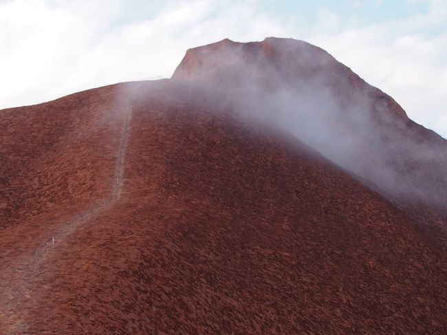 ずっと行ってみたかった憧れのエアーズロック。<br /><br />登山禁止の前に是非行きたい!という思いで、<br />繁忙期にも関わらずオーストラリア行きを決行!<br /><br />大型連休後だから日本人少ないんじゃないの?<br />って思っていたのに、エアーズロックは日本人だらけ。<br /><br />さて、登山再挑戦成功なるか?