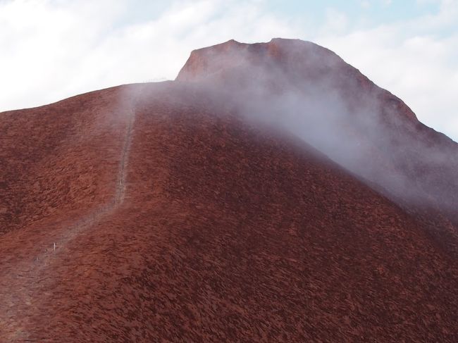 ずっと行ってみたかった憧れのエアーズロック。<br /><br />登山禁止の前に是非行きたい！という思いで、<br />繁忙期にも関わらずオーストラリア行きを決行！<br /><br />大型連休後だから日本人少ないんじゃないの？<br />って思っていたのに、エアーズロックは日本人だらけ。<br /><br />さて、登山再挑戦成功なるか？