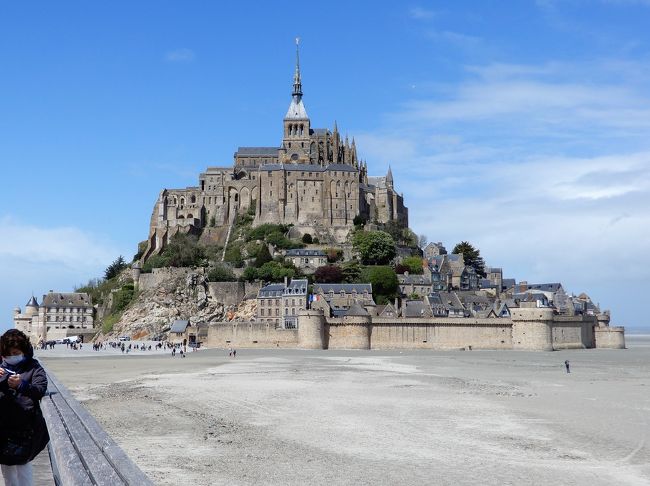 　フランスは、<br />昨秋、baba友と巡った<br />「独仏とベネルクス3か国の小さな美しい村を巡る旅」で<br />少しだけアルザス地方を訪れましたが、<br />パリやモンサンミッシェル等、定番の観光地を訪れるのは<br />今回が初めて（連れは、フランス初上陸！）。<br />　何故か何度か来たこれまでのヨーロッパ旅行でも、<br />飛行機のトランジットでさえ、フランスの空港に降り立った<br />ことさえなかったんです。<br />　子供の頃、「海外で行きたいところは？」と聞かれれば、<br />「フランスとスイス」と答えていたはずなのに・・<br />両国とも縁がなかったんです（スイスもいつか行かなくちゃ！）。<br />　今回は、珍しく、モンサンミッシェルを見てみたいという<br />連れの意見を尊重し、ニースやモナコも訪れ、アビニョンや<br />ロワール地方のお城、リヨンも巡り、フランスにある<br />世界遺産を８つも見学できるというツアーに決めました。<br /><br />　<br />ツアー行程は以下の通り。<br /><br />〇　1日目（4月22日（月））　出発　成田発～パリ経由～ニースへ<br />　　　　　　　　　　　　　　（ニース泊）<br />〇　2日目（4月23日（火））　ニース、エズ、モナコ（ニース泊）<br />〇　3日目（4月24日（水））　エクスアンプロヴァンス、<br />　　　　　　　　　　　　　　【世界遺産①】アルル（アビニョン泊）<br />〇　4日目（4月25日（木）） 【世界遺産②】アビニョン歴史地区、<br />　　　　　　　　　　　　　　【世界遺産③】ポンデュガール、<br />　　　　　　　　　　　　　　【世界遺産④】リヨン歴史地区（リヨン泊）<br />〇　5日目（4月26日（金）） 【世界遺産⑤】ブールジュ、<br />　　　　　　　　　　　　　　【世界遺産⑥】ロワール地方（トゥール泊）<br />〇　6日目（4月27日（土）） 【世界遺産⑦】モンサンミッシェル<br />　　　　　　　　　　　　　　（モンサンミッシェル泊）<br />〇　7日目（4月28日（日））　【世界遺産⑧】ベルサイユ宮殿（パリ泊）<br />〇　8日目（4月29日（月））　パリ市内（パリ泊）<br />〇　9・10日目（4月30日（火）・5月1日（水））　帰国　パリ～成田<br /><br />6日目（観光5日目）。<br />いよいよ、今回の旅の目的の一つ、モンサンミッシェルを観光します。<br />モンサンミッシェルまでは約280Km。<br />朝、トゥールのホテルを出るときは雨、途中は晴天、<br />モンサンミッシェルに近づいてまた雨・・<br />コロコロ変わるお天気に雨を心配していましたが、<br />青空のモンサンミッシェルでした！<br />