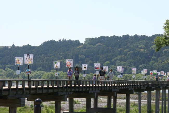 島田市:蓬莱橋のぼんぼり祭り。久し振りに行って来ました。<br />ギネスにも登録されている木の橋。<br />30℃超えの真夏日、五月としては厳しかったです。<br /><br />徳川幕臣が牧之原茶園開拓用に作られた橋。<br />http://shimada-ta.jp/event/event_detail.php?id=20