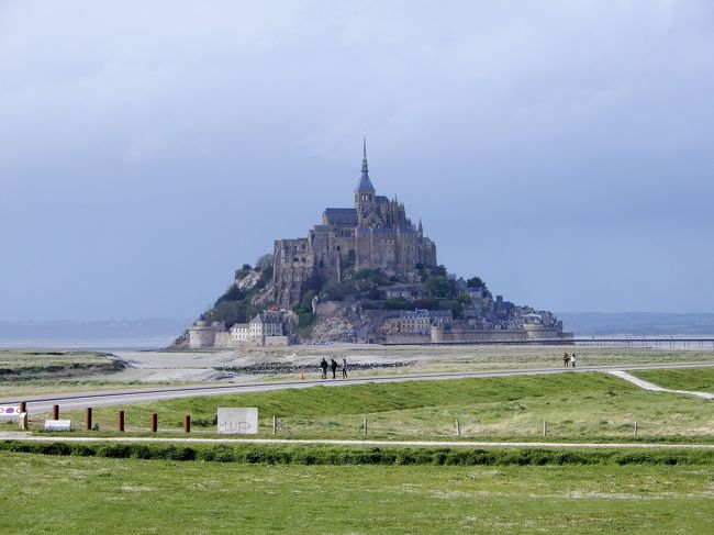 フランスは、<br />昨秋、baba友と巡った<br />「独仏とベネルクス3か国の小さな美しい村を巡る旅」で<br />少しだけアルザス地方を訪れましたが、<br />パリやモンサンミッシェル等、定番の観光地を訪れるのは<br />今回が初めて(連れは、フランス初上陸!)。<br /> 何故か何度か来たこれまでのヨーロッパ旅行でも、<br />飛行機のトランジットでさえ、フランスの空港に降り立った<br />ことさえなかったんです。<br /> 子供の頃、「海外で行きたいところは?」と聞かれれば、<br />「フランスとスイス」と答えていたはずなのに・・<br />両国とも縁がなかったんです(スイスもいつか行かなくちゃ!)。<br /> 今回は、珍しく、モンサンミッシェルを見てみたいという<br />連れの意見を尊重し、ニースやモナコも訪れ、アビニョンや<br />ロワール地方のお城、リヨンも巡り、フランスにある<br />世界遺産を8つも見学できるというツアーに決めました。<br /><br /> <br />ツアー行程は以下の通り。<br /><br />〇 1日目(4月22日(月)) 出発 成田発~パリ経由~ニースへ<br /> (ニース泊)<br />〇 2日目(4月23日(火)) ニース、エズ、モナコ(ニース泊)<br />〇 3日目(4月24日(水)) エクスアンプロヴァンス、<br /> 【世界遺産①】アルル(アビニョン泊)<br />〇 4日目(4月25日(木)) 【世界遺産②】アビニョン歴史地区、<br /> 【世界遺産③】ポンデュガール、<br /> 【世界遺産④】リヨン歴史地区(リヨン泊)<br />〇 5日目(4月26日(金)) 【世界遺産⑤】ブールジュ、<br /> 【世界遺産⑥】ロワール地方(トゥール泊)<br />〇 6日目(4月27日(土)) 【世界遺産⑦】モンサンミッシェル<br /> (モンサンミッシェル泊)<br />〇 7日目(4月28日(日)) 【世界遺産⑧】ベルサイユ宮殿(パリ泊)<br />〇 8日目(4月29日(月)) パリ市内(パリ泊)<br />〇 9・10日目(4月30日(火)・5月1日(水)) 帰国 パリ~成田<br /><br />6日目(観光5日目)。<br />現地ガイドさんの案内でモンサンミッシェルの修道院内部を<br />見学し、フリータイムを経てシャトルバスでホテルへ。<br />なんと、ホテルの部屋から真正面にモンサンミッシェルが見えるという<br />幸運に恵まれ、部屋の中から、夕景から夜景までじっくり見ることができました。<br /><br /><br />