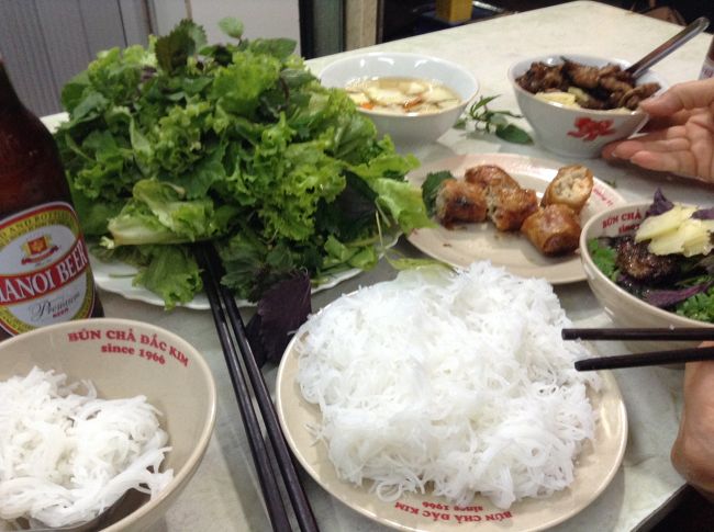 二日目その2<br />昼食後はボートクルーズ乗場からほど近い場所にあるホアルー城跡で当時の王を祀る霊廟を見学。<br />ニンビンから戻り、ハノイ再訪でやりたかった事の続きを実行しに市街地へ向かいました。<br />