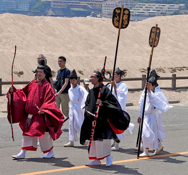 朝,片男波海水浴場,和歌公園の駐車場できょうは祭りで駐車場に入れると1500まで出せないといわれ,和歌祭の日と知る.それを見るために和歌の浦に戻ってきた.運よく玉津嶋神社に車を停められる.玉津嶋神社に参拝の後,塩竈神社の洞窟のような社に参拝,不老橋を渡り,片男波海水浴場までいって,和歌祭の渡御行列を見物した.さらにこちらも歩きながら,見学席のある西側の場所に向かう.<br />見物席のところでは、演技はするようだが、それ以外は練り歩き。しかし衣装もしっかり作られていて、なかなかの歴史絵巻。海岸の風の中で、また海岸なのでそれほど見物客も多くない中で、参加者はよく奮闘していた。17世紀から伝統のある練り歩きと、新たに付け加えられたものが混在しているが、紀州徳永御三家の祭りにふさわしい絢爛豪華なものであった。海岸でなく細い道だったら迫力あると思うが、和歌の浦を歩くところに一番意味があるのだろうなあ