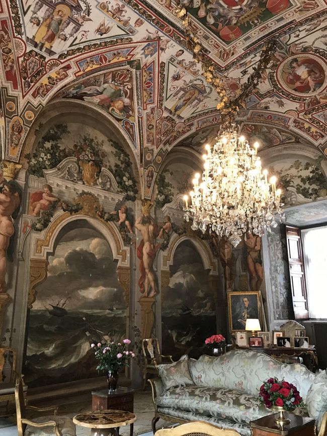表紙の写真・コロンナ宮殿のテンペスト（嵐）の間。<br />天井のフレスコ画：ポラマンチョ派、16世紀。<br />壁面のフレスコ画：ピーター・ミューリエール（別名イル・テンペスタ）<br />17世紀。<br />各部屋に飾られているお花は全て生花と、家族写真が印象的でした。<br />圧巻の宮殿でした（今回も最後にまとめて美術館編を旅行記にする予定）<br /><br />お断り・ローマ2日目・5月10日(金)にビデオで静止画を写したのですが、久々に使ったのでPC取り込みケーブルが見当たらず(汗)先に進めませんので、先にローマ3日目に飛びます(苦笑)<br /><br />5月11日(土)<br />本日のメインは土曜日にしか開かれていないコロンナ宮殿・美術館。そう「ローマの休日」のラストシーンでアン王女の記者会見場として使われた邸宅です(予約すれば平日でも可能のようです)<br /><br />更に夫は有名処のスポットに行きたがりましたので、トレヴィの泉・パンテノン・スペイン広場を回りました。<br /><br />☆本日は昨日に熟睡したからか散策しても、歩きたくない無いとは言いませんでした(爆)<br />昨日、回ればコロッセオまで回れた筈でしたが・・・<br />コロッセオは最終日のローマ滞在時に訪問しました。<br /><br />まあ、旅はまだまだ始まったばかり・・<br />一人旅なら初めから突っ走りますが、マッタリと行く事にしました(^^)<br /><br />なお、今回はスマホをSIMフリーにしましたので、Amazonでヨーロッパ2週間用のSIMを購入しまして、利用しましたが便利でした。夫のみですが私と共有も出来ました。<br /><br />便利だったのはレストランを探す事で、場所を探すのに利用しました。<br /><br />ただ、イタロは無料wifiが邪魔して気がつくまで悩みましたが、無料を外すと普通に利用出来ました。