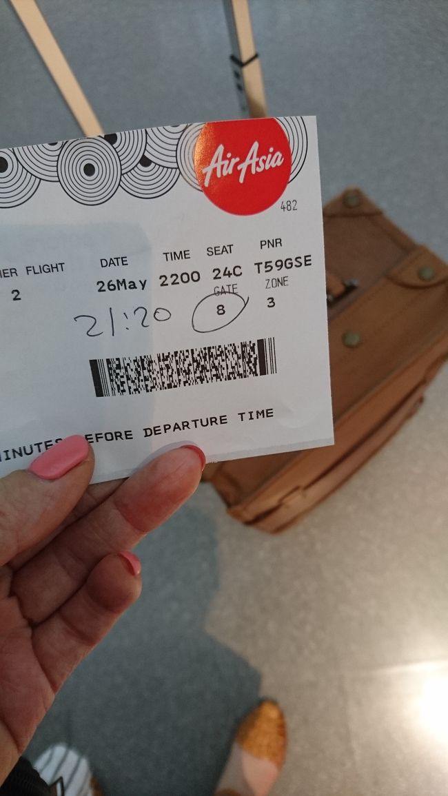 今回は2泊3日でクアラルンプールにいってきます!<br /><br />関西国際空港からAir Asiaで<br />仕事終わってから夜便で向かいます!<br /><br />22時のフライト!<br /><br />仕事が終わらず<br />ギリギリにチェックイン<br /><br />Webチェックインしたものの<br />良くわからないままで<br />カウンターにいきました。<br /><br />今回手荷物のみの搭乗<br /><br />7キロまでで<br />ぴったり7キロでした、、、<br />帰りは心配です