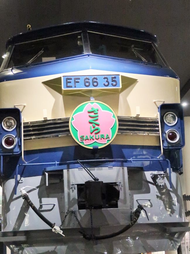 <br />京都鉄道博物館（英語：Kyoto Railway Museum）は、京都府京都市下京区観喜寺町に、2016年4月29日に開館した鉄道博物館である。西日本旅客鉄道（JR西日本）および公益財団法人交通文化振興財団が運営する。 <br /><br />全体で展示面積は約31,000m2で、開館時点においては、JR東日本の鉄道博物館（埼玉県さいたま市大宮区）やJR東海のリニア・鉄道館（愛知県名古屋市港区）を面積・展示車両数で上回り、日本最大の鉄道博物館である。 また、梅小路蒸気機関車館時代から引き続き、構内施設の一部は車両基地（梅小路運転区）としての機能も保持している。また、営業線扱いの展示引き込み線には標識類も設置されている。 <br />（フリー百科事典『ウィキペディア（Wikipedia）』より引用）<br /><br />京都鉄道博物館　については・・<br />http://www.kyotorailwaymuseum.jp/<br />https://www.westjr.co.jp/fan/kyotorailwaymuseum/<br /><br />梅小路（うめこうじ）公園は、京都府京都市下京区観喜寺町、八条坊門町、梅小路頭町にまたがる市営の都市公園（総合公園）である。指定管理者制度に基づき、公益財団法人京都市都市緑化協会が運営管理している。<br />（フリー百科事典『ウィキペディア（Wikipedia）』より引用）<br /><br />梅小路公園　については<br />http://www.kyoto-ga.jp/umekouji/