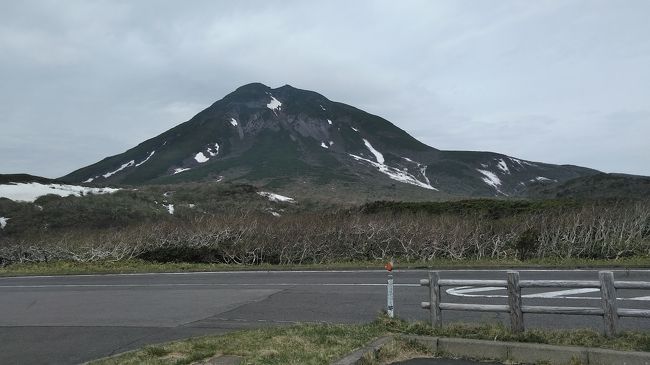 今日は昔の職場の仲間3人の旅です。<br />一昨年に最初で最後の遠くにお出かけ・京都旅行をしましたが・<br />昨年は一人が忙しくて行けないと言うことで、3人で揃うのは久しぶりです。<br />本当は6月第一周の予定でしたが、5月と6月では3000円ほど違うと言われ、慌てて5月にしました。<br />nimmeは昨年知床5湖に来て感動したので、今年は雪の残った知床連山が見れると((o(´∀｀)o))ﾜｸﾜｸしていたのですが、現実はそう簡単にいきませんでした(´；ω；`)ｳｯ…<br /><br />友達は汽車で網走まで来る予定が、余りの暑さにＪＲが止まっています！<br />開通は何時？<br />そんな事で急きょnimameの家まで車で移動して来ます。<br />ウトロへはnimameの車で移動します。<br /><br />28日初日は朝から快晴でしたが、昼頃に従い風が強くなり飛ばされそう・<br />29日は朝から雨降り・結果的に一日中雨降りでした。<br />nimame個人はガッカリでしたが、畑にとっては待望の雨降りです。<br />そう考えると帰りも畑の作物は喜んでいるね～と優しい会話になります（笑）<br />デジカメも調子が悪くて・今回の写真もデジカメとスマホの両方を使っています。<br />情報も中途半端もありますが、読んで頂けたら嬉しいです（＾＾）