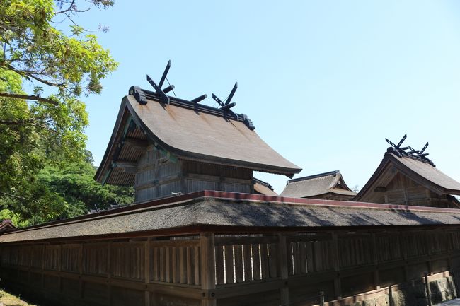 2泊3日の家族旅行<br /><br />1日目<br /><br />羽田空港から出雲縁結び空港へ<br />予約していたレンタカー会社の受付へ<br />マイクロバスで5分ぐらいでレンタカー会社へ到着<br /><br />レンタカーで出発・・<br />・木綿海道<br />・宇美神社<br />・鰐淵寺(がくえんじ)<br />・出雲大社<br />・日御碕神社<br />・日御碕灯台<br />・稲佐の浜<br /><br />お宿月夜のうさぎ(泊)<br /><br />2日目<br /><br />・出雲大社<br />・旧大社駅<br />・熊野大社<br />・足立美術館<br />・安来節演芸会館<br />・松江城<br />・宍道湖しじみ館<br /><br />スーパーホテル松江(泊)<br /><br />3日目<br /><br />・美保神社<br />・境港水木しげるロード<br /><br />米子鬼太郎空港から羽田空港へ<br /><br />久しぶりの家族旅行でした。
