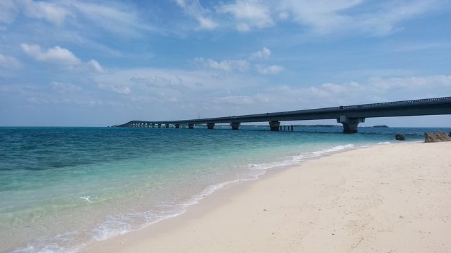 梅雨時期の沖縄へ２泊３日で行ってきました。<br />はじめての宮古島訪問です。<br />結果、３日間ずっと、とても良い天気でしたので、レンタル自転車とレンタルバイクで観光してきました。<br />自由できままな一人旅です。<br />キレイすぎる海を、朝・昼、夕方、心ゆくまでじっくりと眺めて、命の洗濯をした旅でした。<br /><br />今回はじめて、旅行記を書いてみました。