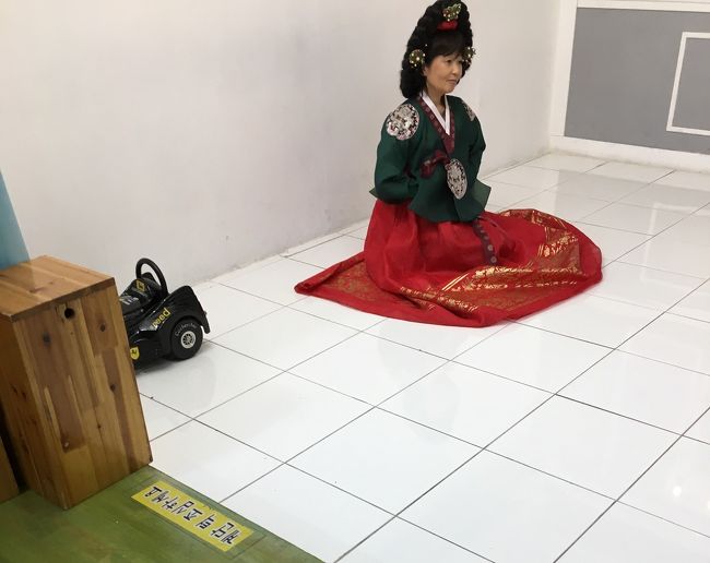 続編です。<br /><br />この日 大雨 突風<br /> <br />手芸品ビルに行くのが… 目的なんで タクシーを使ってなんとか 買い物を済ませました。<br /><br />風吹く中、チャガルチ駅付近で チマチョゴリを着て<br />記念写真を撮り、ランチを食べ… カフェにはいったりして なんとか無事にホテルに戻りました。