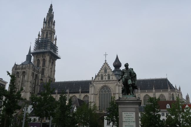 オランダ＆ベルギーの旅。<br />目当てはチーズとチョコレートとチューリップ＋α。<br /><br />５日目は、アントワープへエクスカーション。<br />話に聞いていたアントワープ中央駅のあまりの美しさに舞い上がってしまったのか、広場＆大聖堂のほうへ向かって歩いているつもりが全く違う方向へ･･･<br />ちょっと凹みつつ軌道修正して辿り着いた後は、散策、大聖堂のルーベンスの絵を鑑賞してのんびり過ごしました。