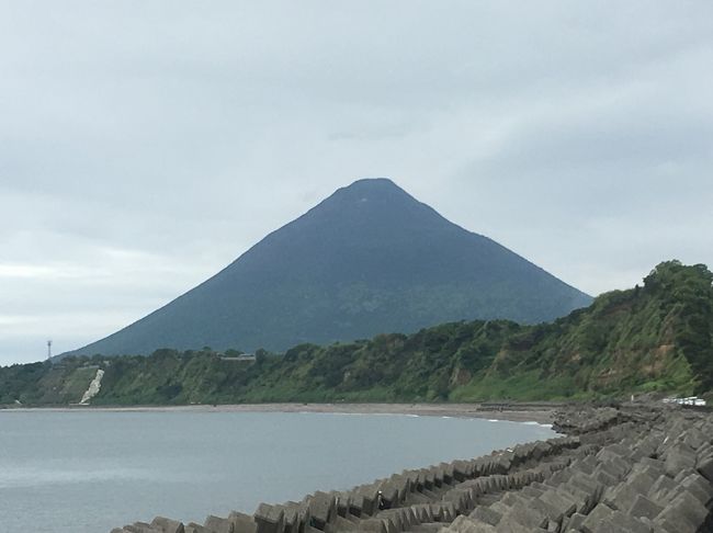 ＧＷ、今年はどこへ日本百名山の旅に出ようかな、九州遠征かなー、ひさーしぶりに指宿で砂湯に行きたいねん・・と職場で話してたら、フェリーで鹿児島まで行ったらええんちゃいます？と教えてもらった。<br />えっ、さんふらわぁで鹿児島へ行けるん？<br />「さんふらわぁ」には昔、修学旅行と、おばあちゃんちに行く時とかに乗ったけど、鹿児島行きは知らんかった。<br />鹿児島・・・だったら鹿児島から屋久島へさらにフェリーで行けんじゃね？<br />と、ＧＷをフルに使ってマイカーで屋久島まで遠征することにしました。<br />4/28（金）17:55 大阪南港出港（フェリーさんふらわあ）<br />4/29（土） 8:55 志布志港到着、霧島山、鹿児島市内泊<br />4/30（日） 8:30 鹿児島出港（フェリー屋久島２）→12:30 宮之浦着、島内ドライブ<br />5/ 1（月） 宮之浦岳、黒味岳トレッキング<br />5/ 2（火） 縄文杉トレッキング<br />★5/ 3（水） 島内ドライブ、滝巡り<br />★5/ 4（木） 白谷雲水峡、13:30→17:40<br />★5/ 5（金） 開聞岳、砂蒸し温泉、17:55 志布志出港<br />★5/ 6（土）  7:50 大阪南港到着<br /><br />