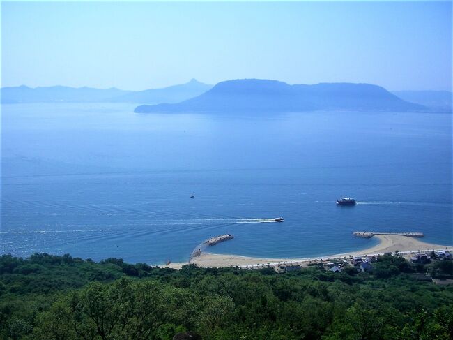 宇野港(6:25)~~~(7:30)高松港(8:00)~~~女木島港(8:20)<br /><br />真夏日となった今日、鬼ヶ島と言われている女木島やその北隣にある男木島を徘徊してきました。<br />瀬戸芸春会期最後の週末と言うこともあり会場はどこも大勢の観光客で賑わっていました。