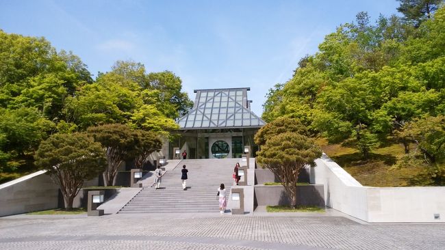 MIHOミュージアムへ「大徳寺龍光院　国宝曜変天目と破草鞋」という企画展を見に行きました。「曜変天目」は日本に3碗あり、そのうち「藤田美術館」「静嘉堂文庫」所蔵のものは比較的容易に見ることができるのですが、「大徳寺」所蔵の茶碗はなかなか表に出てこないので、自分の目で一度見たかったのです。しかし、いかんせんMIHOミュージアムは遠いので、二の足を踏んでいたら、あっという間に会期最終日を迎えてしまい、意を決して行くことに。<br />　感想としては、曜変天目では、「静嘉堂文庫」の茶碗は模様が激しい、「藤田美術館」の茶碗は模様が油滴のようで落ち着いている、「大徳寺」の茶碗は米粒大の油滴がまとまっていくつか、といった印象でした。どれが一番好みかと言われれば、私は「藤田美術館」の落ち着いた模様の方を押します。<br />　それよりも一番の感想は、「MIHOミュージアムは遠かった」です。なかなか行ける所ではありませんでしたし、久しぶりにバス酔いしました。<br />　せっかく遠いところまで行ったので、そのついでという事で「石山寺」へも行きました。石山寺は、西国巡礼13番目札所であるとともに、「紫式部が源氏物語を執筆する際にこもって構想を練った寺」であり、紫式部押しでした。境内は広く、見どころもたくさんありましたが、いかんせん小一時間ぐらいのハイキングになってしまいます。<br />