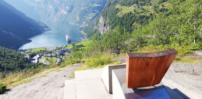今年の夏休みは、北欧へ<br />昨年、アイルランドから帰国早々、ANAの特典で北欧行こう~と<br />行程をよく考えずにとりあえず3区間押さえてしまった。<br />5つのフィヨルドのうち・ガイランゲルとソグネフィヨルドに行く事に。<br />コペンハーゲン空港から近いスウェーデンのマルメ・ルンドもちらりと。<br />いつものごとく 慌ただしい旅程だけど3都市は、連泊したので少し楽だったかな。<br />ただ、この時期のヨーロッパは、夜でも明るいのでついつい遅くまで出歩いて・・・<br />今回、コペンハーゲン以外は、朝食付きにしたが、何処もとても良かった。<br />ノルウェーの地方に行くので少し現金にしたが、<br />3カ国とも路線バス始め全てカード決済でOKでした。<br />いつもは、観光カード使わないが、今回オスロ・コペンハーゲンは購入して目一杯観光しました。<br /><br /> 1日目・4日目 オスロ観光<br />★2日目~3日目 オーレスン・ガイランゲル<br /> 5日目~6日目 ソグネフィヨルド・ベルゲン<br /> 7日目 マルメ・ルンド<br /> 8日目~10日目 コペンハーゲン<br /><br /><br />11日 LO080 NRT 10:15-WAW 14:25<br /> LO483 WAW 16:50-OSL 18:55<br />12日 DY402 OSL 07:45-AES 08:45<br />15日 SK2875 BGO 13:35-CPH 14:55<br />20日 TG951 CPH14:25-BKK 06:00<br />21日 TG676 BKK 07:35-NRT 15:45<br /><br />*********<br /><br />12日は、LCCでオーレスンへ 路線バス&フェリーを乗り継いでガイランゲルへ <br />13日は、ガイランゲルから路線バスでオンダルスネスへ<br />路線バスだが、途中 撮影スポットで休憩あり。<br />ラウマ鉄道を乗り継いでオスロへ<br />どちらも絶景続きで、満喫しました。<br />ガイランゲルからダルスニッバ展望台に行く予定が、バスの時間が合わず。<br />車をチャーターする予定でしたが、フリーダールスユーヴェット展望台で満足しちゃいました。<br />大自然が素晴らしかった。<br />