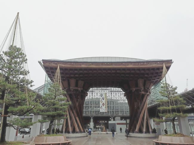 16日<br />大宮駅→金沢駅<br />2時間程度で到着<br />北陸にはじめていきましたが、意外と近いことに驚きました(*_*)<br /><br />旅のお供はメルヘンのサンドイッチ💗<br /><br />まずは金沢周辺巡り<br />いろんな経由の路線バスがあるので便利ですね!旅行雑誌とかなくても、全然余裕で組み立てられそう😊<br /><br />金沢城、兼六園<br />生憎のお天気でめちゃめちゃ寒かったです。<br />王道コースに一人旅でいくことはおすすめしないです!といってもやっぱ観光スポットにはいきたい😒<br /><br />近江市場<br />駅に戻ってきたら、歩いて向かってみました🙌<br />1.2㎞位なのであっという間です。<br /><br />少し遅かったので市場自体は閑散としてました。<br />2階がごはん屋さんがあるので、海鮮丼を注文。<br />約2000円✨<br /><br />初日はゆるっと終わりました。<br /><br />17日<br />近江市場<br />朝7時には近江市場到着し、山さん寿司で朝から贅沢にお寿司💗2500円位だったかと...<br />ひとつひとつの身がぎゅっとしてて美味しい✨<br />今まで食べてたお寿司と訳が違う感じがお口の中で感じましたm(__)m<br /><br />加賀温泉郷<br />金沢駅からサンダーバードに乗り、加賀温泉へ。<br /><br />そこから加賀温泉郷巡りのバスに乗り、山中温泉へ。湯温が高く、長湯は難しかったです<br /><br />あやとり橋、その周辺を1時間散策しました。<br />山代温泉は外観だけみて、とても情緒ある感じがしました。近くのカフェで加賀パフェを堪能。加賀野菜、果物をふんだんに使った優しいお味でした。<br /><br />夜は金沢駅にあるスーパーで金沢のご当地グルメをお総菜コーナーで調達して、ホテルでビールと一緒に食べました🙋<br /><br />18日<br />最終日は、朝からむらはたフルーツパーラーへ🍨 <br />美味しくかつリーズナブル😊✨いちごがふんだんに乗ってました🍓<br /><br />最後はひがし茶屋街へ。<br />友達から進められたフルーツ大福も食べたかったので、またいちご🍓<br />丸々1個大福のなかに入ってて、美味しい(;_;)💗<br /><br />散策した後は金沢駅へ。<br />8番ラーメンを旅は締め括りました。<br /><br />お土産を買うなら、金沢駅にあるスーパーがおすすめです。農協が販売してる金沢グルメが比較的安く購入できます💗お土産さんで買うのもいいですが、ぜひ農協もチェックしてみてください😊<br /><br /><br />