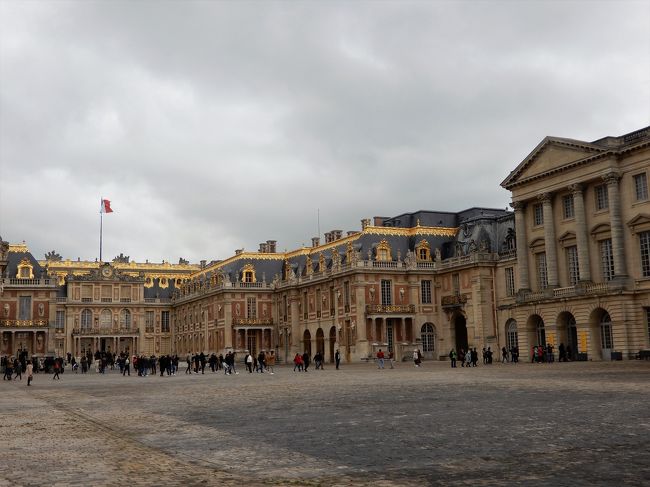 　フランスは、<br />昨秋、baba友と巡った<br />「独仏とベネルクス3か国の小さな美しい村を巡る旅」で<br />少しだけアルザス地方を訪れましたが、<br />パリやモンサンミッシェル等、定番の観光地を訪れるのは<br />今回が初めて（連れは、フランス初上陸！）。<br />　何故か何度か来たこれまでのヨーロッパ旅行でも、<br />飛行機のトランジットでさえ、フランスの空港に降り立った<br />ことさえなかったんです。<br />　子供の頃、「海外で行きたいところは？」と聞かれれば、<br />「フランスとスイス」と答えていたはずなのに・・<br />両国とも縁がなかったんです（スイスもいつか行かなくちゃ！）。<br />　今回は、珍しく、モンサンミッシェルを見てみたいという<br />連れの意見を尊重し、ニースやモナコも訪れ、アビニョンや<br />ロワール地方のお城、リヨンも巡り、フランスにある<br />世界遺産を８つも見学できるというツアーに決めました。<br /><br />　<br />ツアー行程は以下の通り。<br /><br />〇　1日目（4月22日（月））　出発　成田発～パリ経由～ニースへ<br />　　　　　　　　　　　　　　（ニース泊）<br />〇　2日目（4月23日（火））　ニース、エズ、モナコ（ニース泊）<br />〇　3日目（4月24日（水））　エクスアンプロヴァンス、<br />　　　　　　　　　　　　　　【世界遺産①】アルル（アビニョン泊）<br />〇　4日目（4月25日（木）） 【世界遺産②】アビニョン歴史地区、<br />　　　　　　　　　　　　　　【世界遺産③】ポンデュガール、<br />　　　　　　　　　　　　　　【世界遺産④】リヨン歴史地区（リヨン泊）<br />〇　5日目（4月26日（金）） 【世界遺産⑤】ブールジュ、<br />　　　　　　　　　　　　　　【世界遺産⑥】ロワール地方（トゥール泊）<br />〇　6日目（4月27日（土）） 【世界遺産⑦】モンサンミッシェル<br />　　　　　　　　　　　　　　（モンサンミッシェル泊）<br />〇　7日目（4月28日（日））　【世界遺産⑧】ベルサイユ宮殿（パリ泊）<br />〇　8日目（4月29日（月））　パリ市内（パリ泊）<br />〇　9・10日目（4月30日（火）・5月1日（水））　帰国　パリ～成田<br /><br />7日目（観光6日目）。<br />この日も長距離移動です。<br />午前中いっぱいをかけ、約350Km 移動して、今回のツアーで最後（8つ目）の、<br />【世界遺産：ベルサイユ宮殿】を見学します。<br />私たちの年代の女子にとっては、「ベルばら」で憧れた宮殿です。<br />期待で胸が膨らみます。<br />