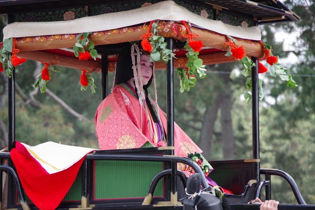 毎年5月15日に行われる葵祭は賀茂御祖神社（下鴨神社）と賀茂別雷神社（上賀茂神社）の御祭で、祇園祭・時代祭とともに京都三大祭に数えられています。<br /><br />コーラス仲間の友人に誘われて、初めての葵祭に行ってきました。<br /><br />雨だと翌日に延期になり、その翌日も雨だと中止になるそうな。<br /><br />お天気に恵まれて幸せな京都旅行になりました。<br /><br /><br />※スマホとデジイチで撮ったので行列の順番が違っているかも。