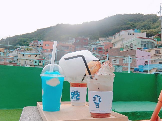 半年前に行った釜山の写真を見せた友達に<br />「私もチマチョゴリが着たい!連れて行って!」<br />と言われ二つ返事でOK(^_-)-☆<br />またチマチョゴリ着ちゃいました笑<br /><br />2泊3日で決行<br />行けなかった場所や、買い忘れた物、<br />食べたかった物があるのでメモして準備<br /><br />ん?二日目の天気が悪い…?<br />どうしよう まあ何とかなるか<br /><br />結果、釜山稀にみる嵐の日となり<br />その日の金海空港はほぼ欠航になってたらしいです<br />飛行機乗る日じゃなくて良かった(;'∀')汗<br /><br />前回と全く同じ飛行機 <br />エアプサン 関空11:00発 釜山12:30着<br /> 釜山16:30発 関空18:00着<br />半年前は少量のオレンジジュースのサービスがありましたが、今回は何もなしです