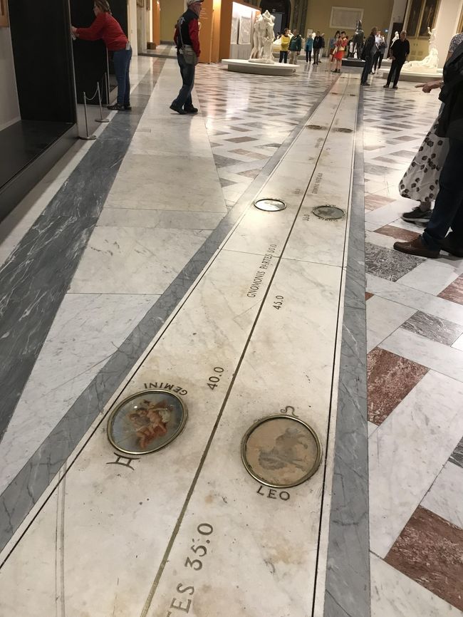 表紙の写真・ナポリ考古学博物館「日時計の間」の床。<br />此処は星座が埋め込まれていて日差しが、このラインを指して太陽の動きで日付け・日時を把握したんですね。<br /><br />5月11日(土)ナポリ宿泊のみで観光なし。<br />5月12日(日)カプリ島泊で1日観光。<br />5月13日(月)ナポリ泊で1日観光。<br />今回の旅行記はローマ~ナポリ1泊後、カプリ島に1泊して(別)またナポリに戻って観光した事を編集してあります。<br /><br />今回の旅で一番天候が気になる行程でした。<br />前回にも書きましたが、プランニング時に熟考。<br />ローマを夜に発ってナポリに1泊(ローマの滞在は2日間、目一杯観光できる)<br /><br />ナポリのホテルに1泊の荷物預かりをお願いしましたら、気持ちよくOkを頂けましたので、カプリ島へはディパックで出かけました。<br /><br />ナポリの治安も心配しましたが、街中を歩く分には普通でしたよ。<br /><br />最後のどんでん返しで大あわてになったのは、考古学博物館のムゼオ駅からガルバルディ駅に向かう地下鉄がエンジントラブルで突然ストップ。<br />1号線も2号線も動かなくなってしまった。<br /><br />日本でも遭遇した事が無いのに・・<br /><br />大動脈の地下鉄がエンジントラブル?ってマニアック過ぎて、今回の旅の最大の出来事でした。<br />何の説明もなく代替えの説明もなく・・途方にくれましたが、今回も優しい方々に助けて頂きました。<br />顛末は旅行記の中で・・<br /><br />今回のナポリ訪問の一番目的「ナポリ国立考古学博物館」<br />博物館の建物は16世紀に騎兵隊宿舎として建てられたもので、18世紀にナポリ公国の王となったブルボン家カルロ王が、母エリザべートから相続したファルネーゼ家の財宝を展示するようになったのが始まりだそうです(ファルネーゼ家、懐かしいです。パルマで知りました)<br /><br />ヴェスビオ火山噴火で埋もれたポンペイの出土品は、この博物館に収蔵されていると、以前のポンペイツアー後に知ってから訪れたかった場所でした。<br />夫はポンペイは行かなくて良いと言っていましたが、変更可能なスケジュールにはしておきました。
