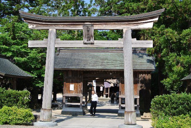 須佐之男命(スサノオノミコト)が八岐大蛇(ヤマタノオロチ)を退治する時に、妻の櫛名田比売命(クシナダヒメ)を非難させるため、八重の垣を作って隠した場所です。恋愛成就のパワースポットとして女性に人気があります。<br /><br />5/22 足立美術館、安来泊<br />★5/23 八重垣神社・松江城・イングリッシュガーデン・出雲大社、出雲泊<br />5/24 午前の飛行機で帰宅