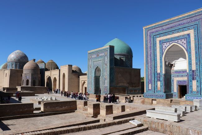 この日がウズベキスタンの最終日で、サマルカンドを午前中に観光した後にタシケントまでタクシーで移動し、夜のフライトでソウル経由で帰国しました。午前中にシャーヒ・ズィンダ廟を訪れましたが、日曜日だけあり地元のウズベク人の観光客が非常に多くてゆっくりできませんでしたが、色鮮やかなサマルカンドブルーのタイルで美しく装飾された建造物群に魅了されました。<br />以下、日程です。<br />4/27(土)　関空→ソウル<br />4/28(日)　ソウル(AM観光 景福宮)→タシケント<br />4/29(月)　タシケント(AIR)→ウルゲンチ→ヒヴァ(観光)<br />4/30(火)　ヒヴァ→国境→ダショグズ→クフナ・ウルゲンチ→ダルヴァザ(地獄の門)<br />5/1(水)　ダルヴァザ→アシガバート(国立博物館、ニサ、市内観光)<br />5/2(木)　アシガバート(AIR)→マリ→メルヴ→トルクメンバード→国境→ブハラ<br />5/3(金)　ブハラ(終日観光)<br />5/4(土)　ブハラ(高速鉄道)→サマルカンド(観光)<br />5/5(日)　サマルカンド(AM観光)→タクシー移動→タシケント空港→機中<br />5/6(月)　ソウル→関空着