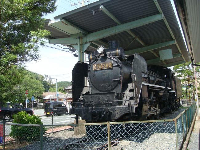 赤電で親しまれている遠州鉄道の終点は西鹿島駅。乗り換えは天竜浜名湖鉄道で東へ、天竜川を渡ると二つ目の天竜二俣駅が集合場所。この駅には有形文化財の転車台と鉄道歴史館の見学ツアーが毎日開催されている。<br />今日のコースは約9㎞、5時間<br />天竜二俣駅⇒光明寺⇒内山真龍資料館⇒マルカワの蔵⇒本田宗一郎ものづくり伝承館⇒清滝寺⇒昼食⇒二俣城址⇒遊歩道⇒鳥羽山城跡⇒田代家⇒天竜二俣駅 解散<br /> 昭和の名残りを活性化すべくマルカワの蔵(旧酒屋、130前の建屋)では異業種交流、ワークショップ等により、二俣の情報発信基地となっている。陸軍中野学校二俣分校校址の説明には筏の渡河訓練を行なったとある。暴れ天竜ならではの訓練場所でもあったのだ。二俣城址より天竜川を西に二俣の街並みを東に、鳥羽山城跡への遊歩道は緑の木立のなかを昇り降りしての快適なウオーキングであった。ムダ・ムリのない幹事のプランに乾杯。<br /><br />