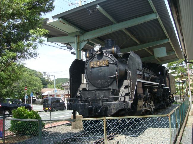 　赤電で親しまれている遠州鉄道の終点は西鹿島駅。乗り換えは天竜浜名湖鉄道で東へ、天竜川を渡ると二つ目の天竜二俣駅が集合場所。この駅には有形文化財の転車台と鉄道歴史館の見学ツアーが毎日開催されている。<br />今日のコースは約９㎞、5時間<br />天竜二俣駅⇒光明寺⇒内山真龍資料館⇒マルカワの蔵⇒本田宗一郎ものづくり伝承館⇒清滝寺⇒昼食⇒二俣城址⇒遊歩道⇒鳥羽山城跡⇒田代家⇒天竜二俣駅　解散<br />　昭和の名残りを活性化すべくマルカワの蔵（旧酒屋、130前の建屋）では異業種交流、ワークショップ等により、二俣の情報発信基地となっている。陸軍中野学校二俣分校校址の説明には筏の渡河訓練を行なったとある。暴れ天竜ならではの訓練場所でもあったのだ。二俣城址より天竜川を西に二俣の街並みを東に、鳥羽山城跡への遊歩道は緑の木立のなかを昇り降りしての快適なウオーキングであった。ムダ・ムリのない幹事のプランに乾杯。<br /><br />