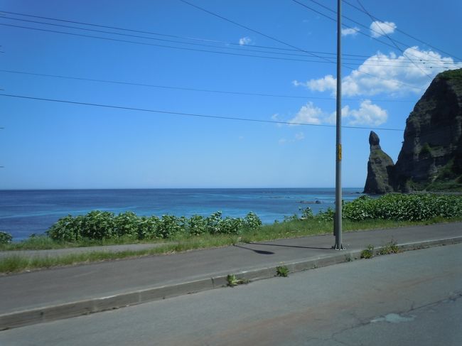 小樽旅行2日目は観光バスで余市・神威岬方面に行きました。<br /> 朝、9時20分に小樽バスターミナルから乗車して夕方5時半頃に戻りました。札幌からの定期観光バスですが小樽で乗り降りできるのでよかったです。余市ではお楽しみのウヰスキー試飲がありました。3種のウヰスキー(一つはアップルワイン)をお好みに割って飲みます。氷や炭酸、リンゴジュース、ウーロン茶などが用意されていてゆっくり座って楽しみました。有料でおつまみも販売されていて、30分近く居座ってしまいました。<br /> 絶景の島武意海岸や神威岬などを楽しく散策したり美味しい海鮮丼のランチを頂いたりして積丹半島を楽しみました。オプションの水中展望船がメンテナンスのため欠航になったのが残念でした。とてもいい天気で絶好のツアー日和でした。<br /> 夕方ホテルに戻ってからゆっくり出来たので疲れも感じずに楽しい観光でした。神威岬の強風は得別すごかったように思います。