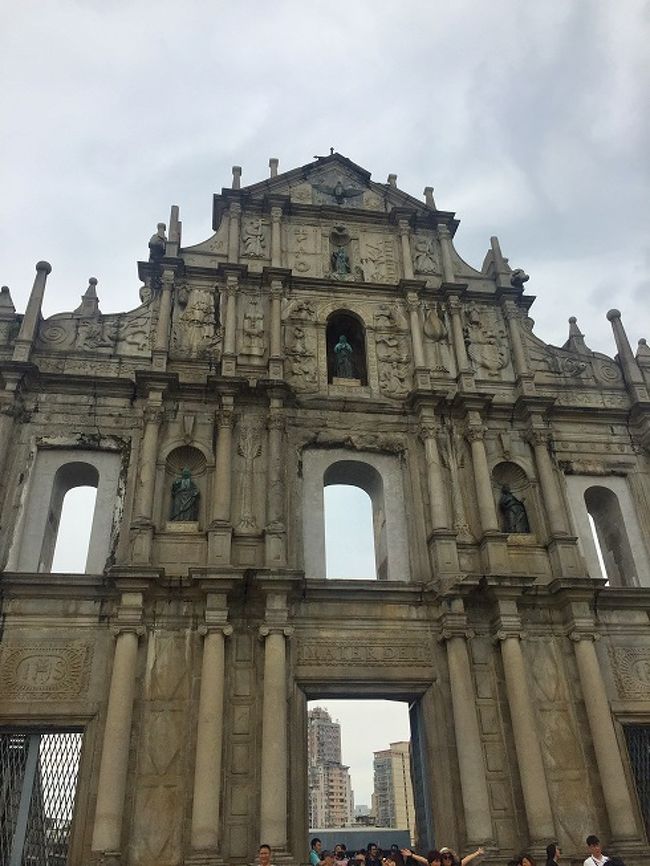 3泊4日のマカオ旅行。<br />海外Wifiを借りてスマホ片手に地図を見ながら街歩きしました。<br />①は1日目と2日目です。<br /><br /><br />1日目 <br />移動<br />成田 NX0861 16:00<br />マカオ 20:05<br /><br />2日目<br />街歩き<br />・パンダ館<br />・グランドリスボア<br />・セナド広場<br />・聖ポール天主堂跡<br />・ラザロ地区<br />・タイパ地区のホテル などなど<br /><br /><br />