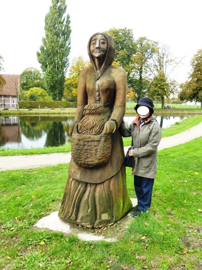 2013年秋のドイツ9:ラエスフェルト城近くにキャベツ夫人・アンナの彫像が立つ。